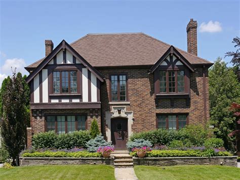 tudor style homes design.